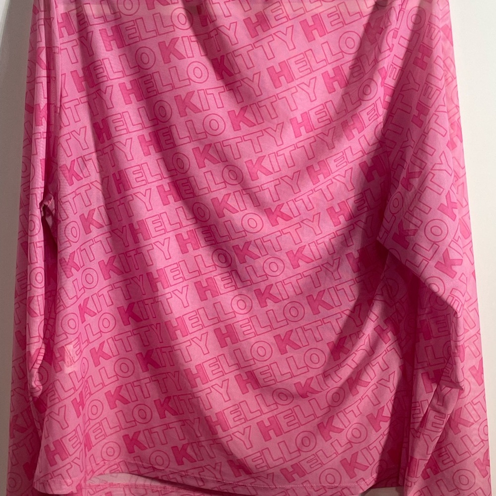 Pink Hello Kitty Graphic Top 👀BUNDLE AND SAVE🥳